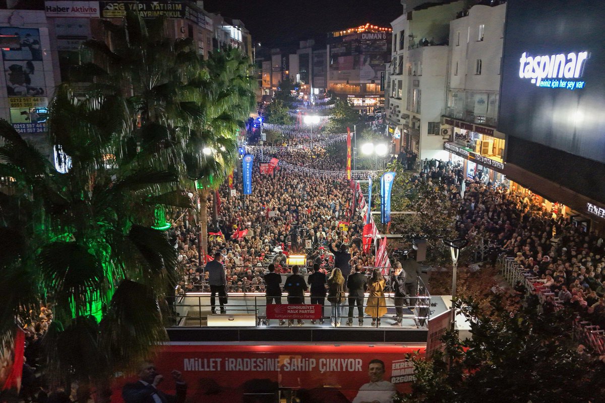 eczozgurozel's tweet photo. Her değişim bir adımla başlar.
O adımı atmak için önce ayağa kalkmak gerekir.

Meydanlar ayaktadır!
Arnavutköy ayaktadır!

Okyanus ötesinden meşruiyet arayan bu iktidarın miadı dolmuştur. 

Korkmadan, bölünmeden, umudu büyüterek yürüyeceğiz.