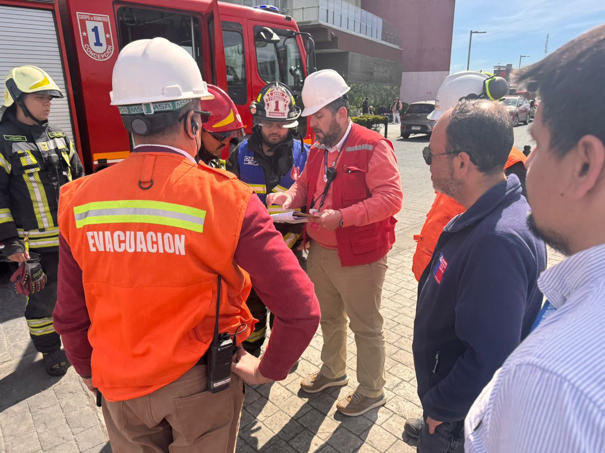 Senapred's tweet image. #SENAPREDBiobío participó en simulacro por suicidio con cianuro, en mall mirador Biobío.
Participan:  Samu, @BomberosdeChile , @Carabdechile, @mutualcchc, Municipalidad de #Concepción y personal del mall mirador.