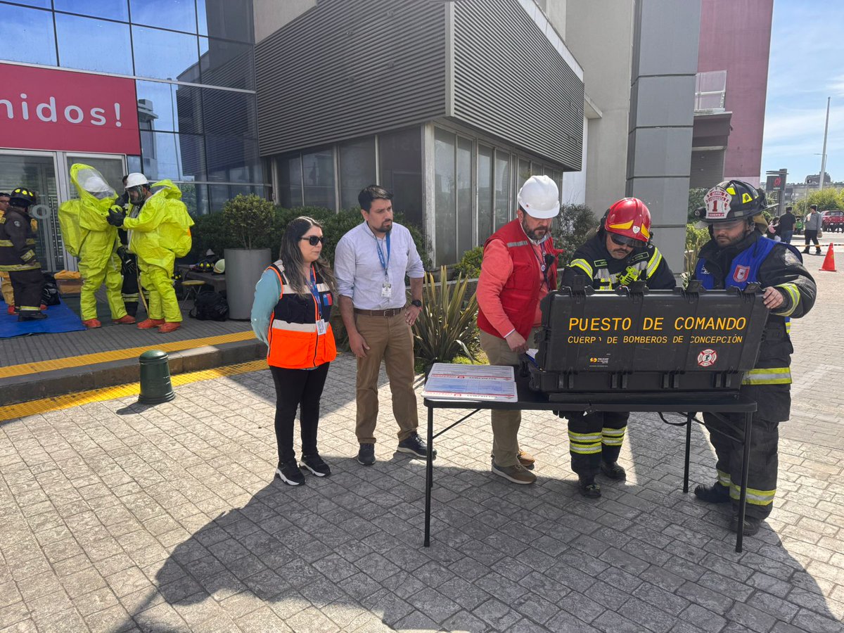 Senapred's tweet image. #SENAPREDBiobío participó en simulacro por suicidio con cianuro, en mall mirador Biobío.
Participan:  Samu, @BomberosdeChile , @Carabdechile, @mutualcchc, Municipalidad de #Concepción y personal del mall mirador.