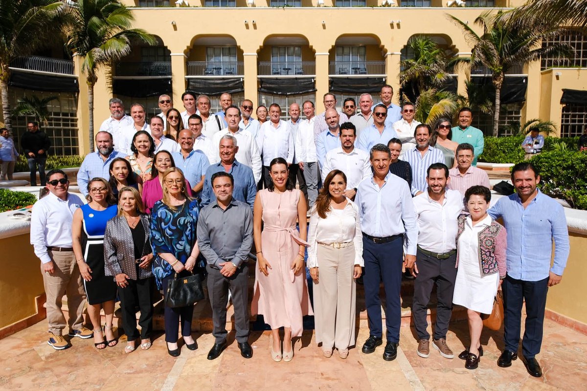 Nuestra presidenta, Lic. <a href="/JovitaPortillo/">Maria Jovita Portillo</a>, participó en la reunión del CCE del Caribe, celebrada en el marco del Cancún Travel Mart, junto a la secretaria de Turismo, <a href="/josefinarodzam/">Josefina Rodríguez Zamora</a>, y líderes empresariales. Se compartieron estrategias para fortalecer la promoción turística.