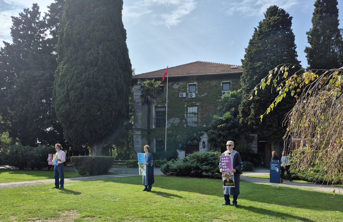 yunusunbabasi's tweet image. 22 Ekim 2025 Boğaziçi Üniversitesi Akademisyenleri Nöbeti no. 1180. Direnişin 5. yılı/1753. günü @#KabulEtmiyoruzVazgeçmiyoruz
October 22, 2025 Bogazici University Faculty Vigil #1180/5th year/1753rd day of the resistance @unibogazici_en #WeDoNotAcceptWeDoNotGiveUp