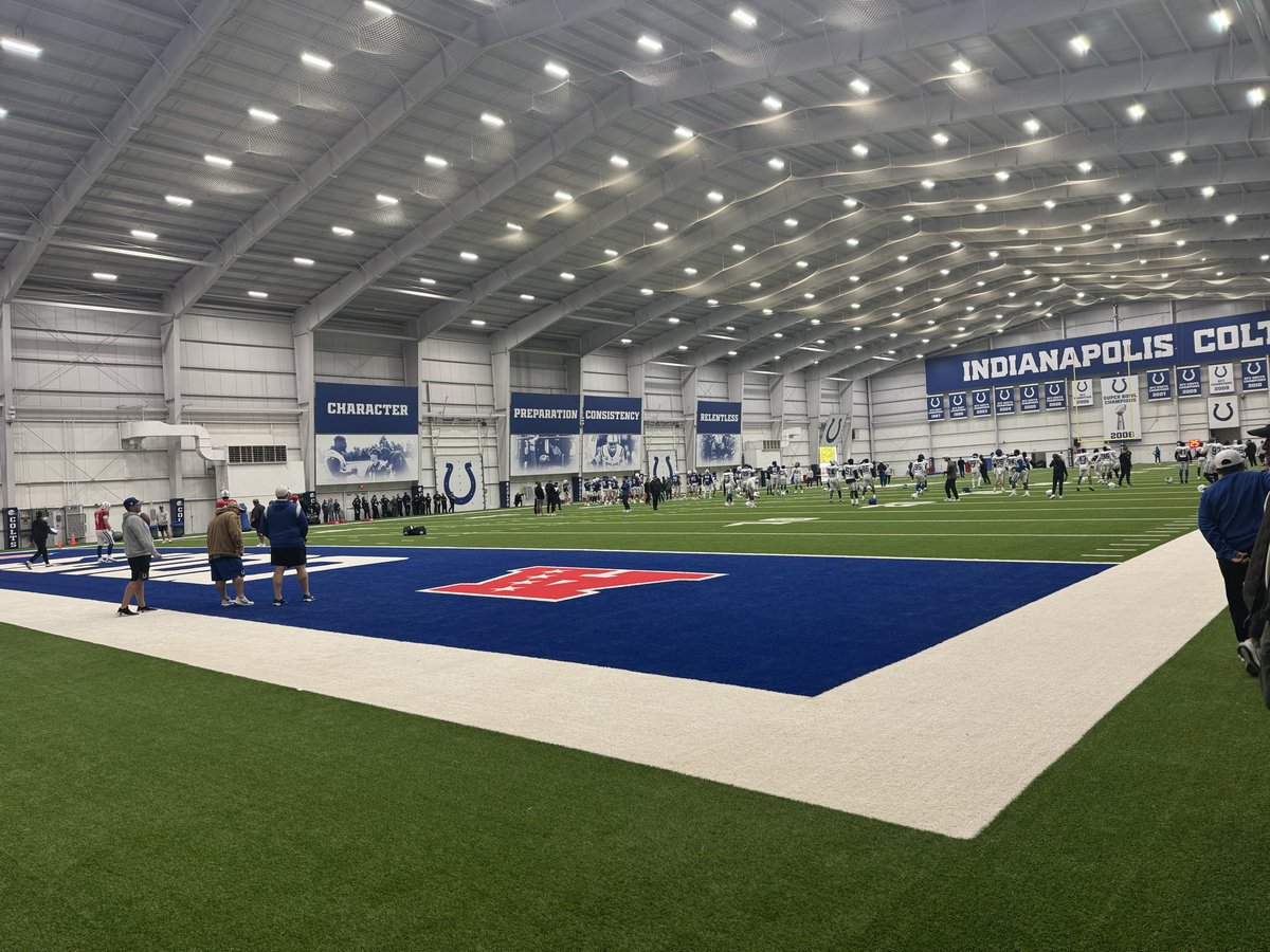 KBowen1070's tweet image. #Colts back to work. 

Josh Downs practicing in a red jersey. 

Looks like another Wednesday off for Braden Smith. 

Doesn’t appear Kenny Moore II is practicing.