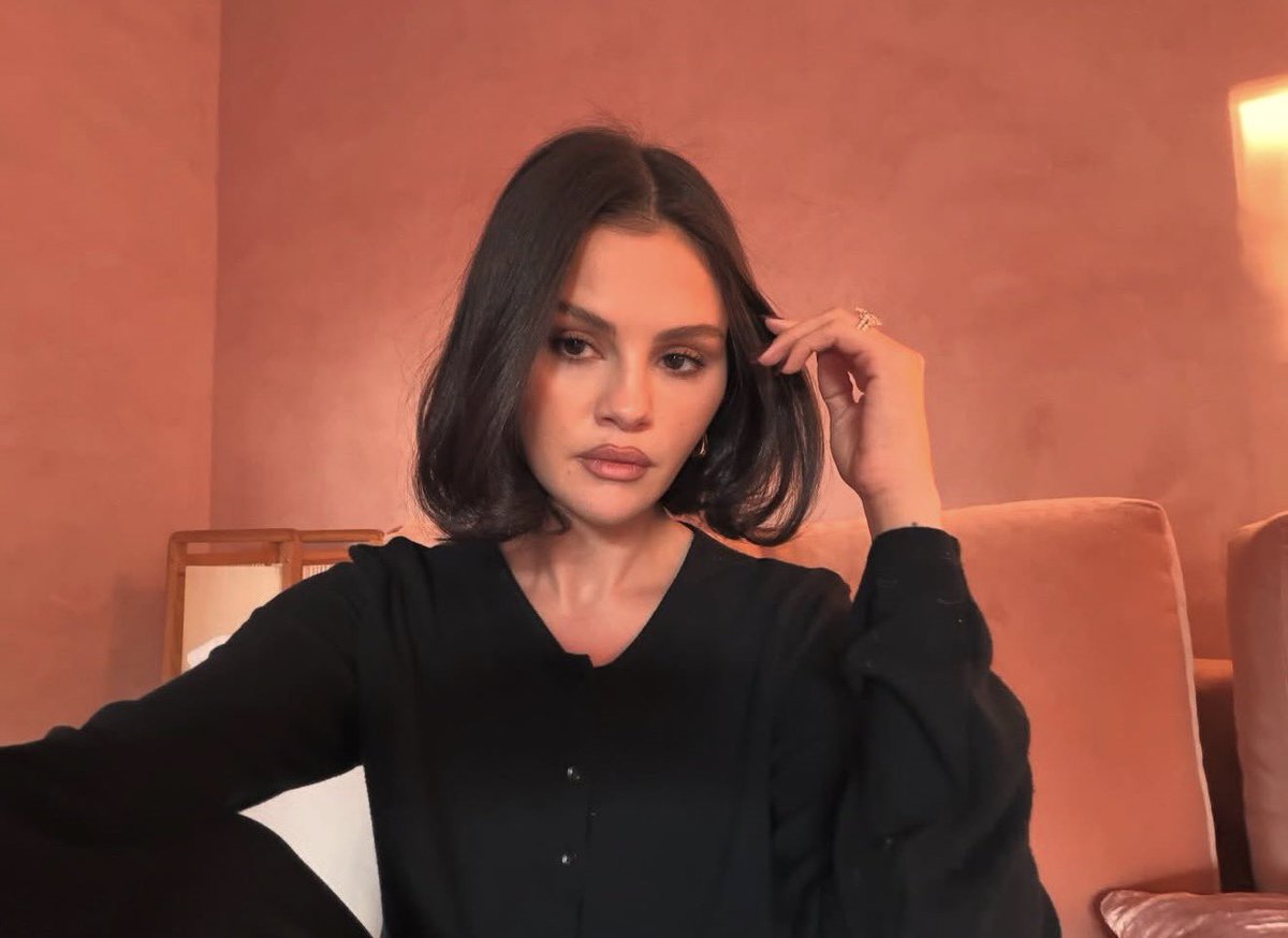 PopBase's tweet image. Selena Gomez stuns in new selfie.