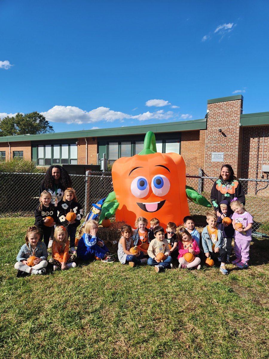 MrsPericas's tweet image. Pumpkin picking day 🎃😊🧡 thank you @SDSPTO