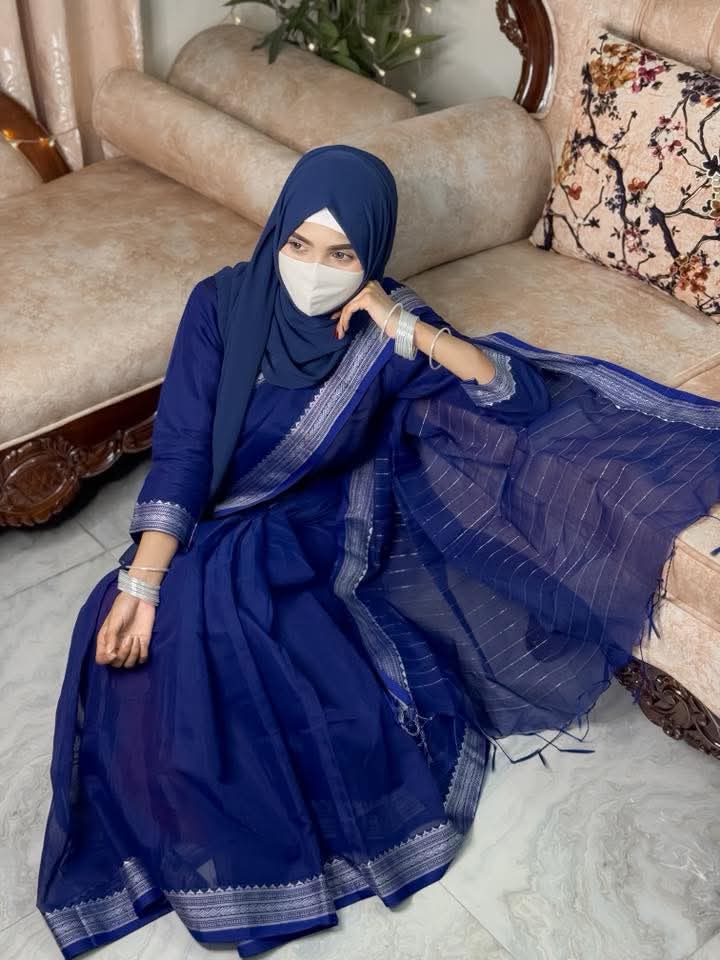 জীবন টা মূলত একটা দীর্ঘনিঃশ্বাস! সকালে ঘুম থেকে উঠে হাহাকার লাগে! রাত হলে আফসোস বাড়ে, বাড়ে আমাদের দীর্ঘনিঃশ্বাস!
'ইশ! জীবন টা আরো একটু সুন্দর হতে পারতো!'