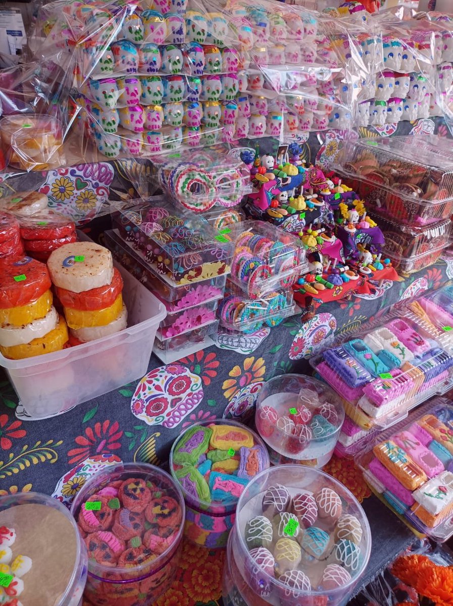 SNTVCUN's tweet image. Las y los visitantes buscan calaveritas, flores decorativas y muchos otros artículos para adornar sus altares y mantener viva esta hermosa costumbre🕯️ 

Imágenes e información: Nallely Cupil 

#DíaDeMuertos #TradicionesMexicanas #Mercado23 #Calaveritas #Altares