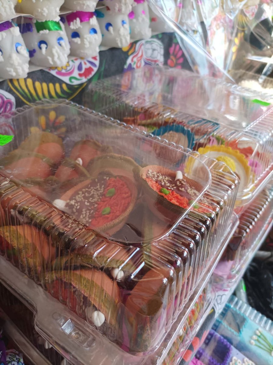 SNTVCUN's tweet image. Las y los visitantes buscan calaveritas, flores decorativas y muchos otros artículos para adornar sus altares y mantener viva esta hermosa costumbre🕯️ 

Imágenes e información: Nallely Cupil 

#DíaDeMuertos #TradicionesMexicanas #Mercado23 #Calaveritas #Altares