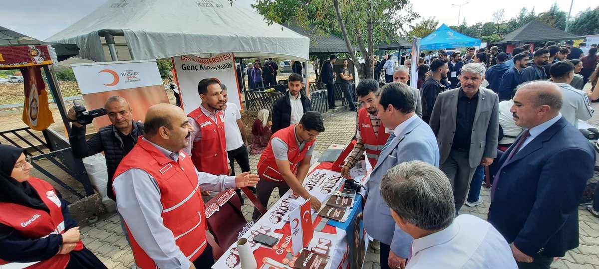 kizilaydiyarbkr's tweet photo. Dicle Üniversitesi Kulüp Tanıtım günleri nedeniyle Dicle Üniversitesi Genç Kızılay Kulübümüzün açmış olduğu standımızı İl Merkezi Başkanımız Ahmet DEMİREL, Yönetim Kurulu Üyemiz Mehmet Şirin ŞENKUL, Genç Kızılay Başkanımız Hamza ARSU ve beraberindekiler ziyaret etti 🌙 https://t.co/kBIpY67vpJ