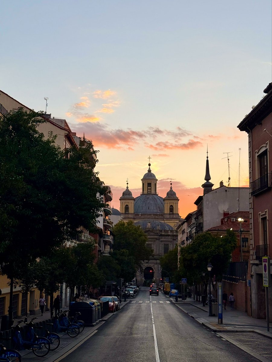 Cuarto atardecer de Madrid, esta vez desde San Francisco el Grande. Un sitio muy recomendable según una excelsa canción de <a href="/NinaPolaca/">NIÑA POLACA</a> y con la que podéis acompañar el visionado de la foto: open.spotify.com/track/1fFQMaF6…
