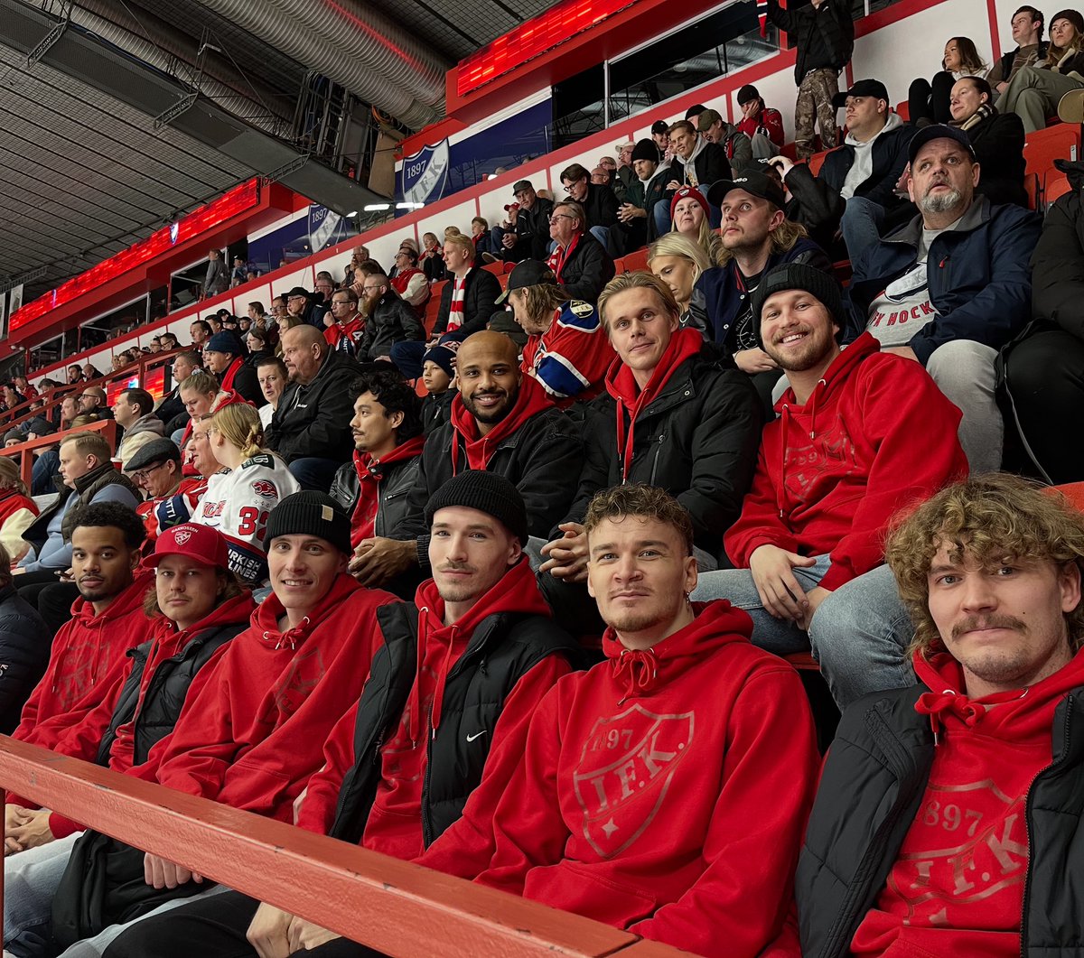 Kakkoseen noussut jengi kutsuttiin tänään Helsingin Jäähallille seuraamaan HIFK:n ja HPK:n välistä matsia 🔴

Kiitos <a href="/HIFKHockey/">Helsingin IFK</a> 🤝