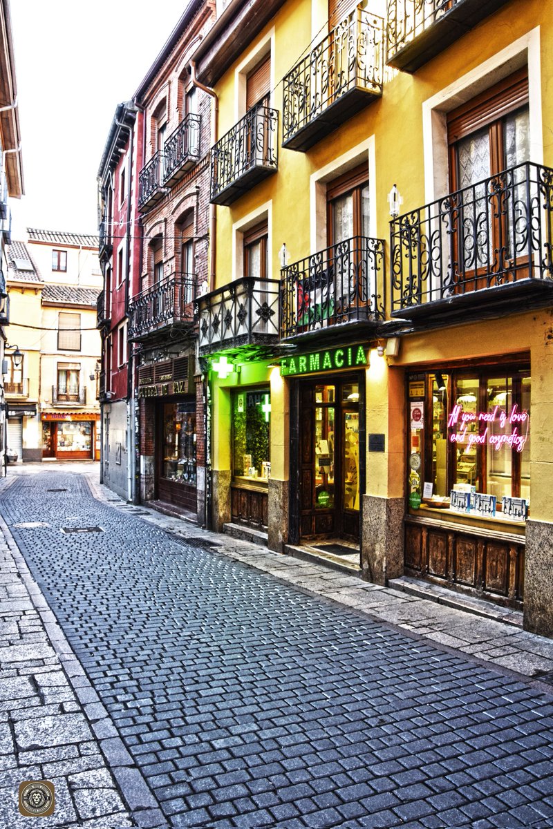 Puro Barrio Húmedo de León #leonesp #leonstreet #leonespaña #leonmola #leonphotostreet #leonphoto #georgexixon #SiempreLeon #fotografiadecalle #fotourbana #fotografiaurbanaleon #fotosquecuentancosas #barriohumedo #barriohumedoleon