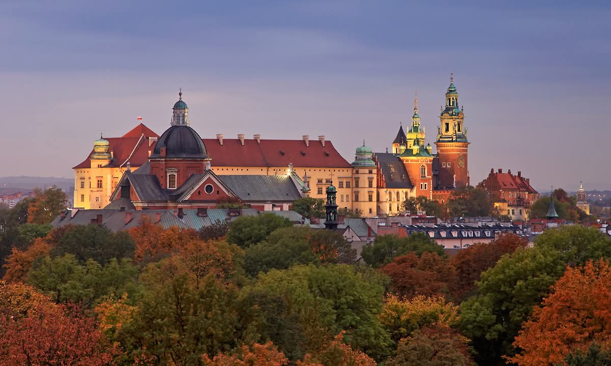 #Krakow #Dobranoc Spokojnego wieczoru!

P.S. 🍁🍂 Jesień też ma swoje niewątpliwe uroki.

📸 Wojtek Kaczówka Fotografia 
<a href="/IMGWmeteo/">IMGW-PIB METEO POLSKA</a> <a href="/MeteoprognozaPL/">meteoprognoza.pl🇵🇱</a> <a href="/krakow_pl/">Kraków</a>