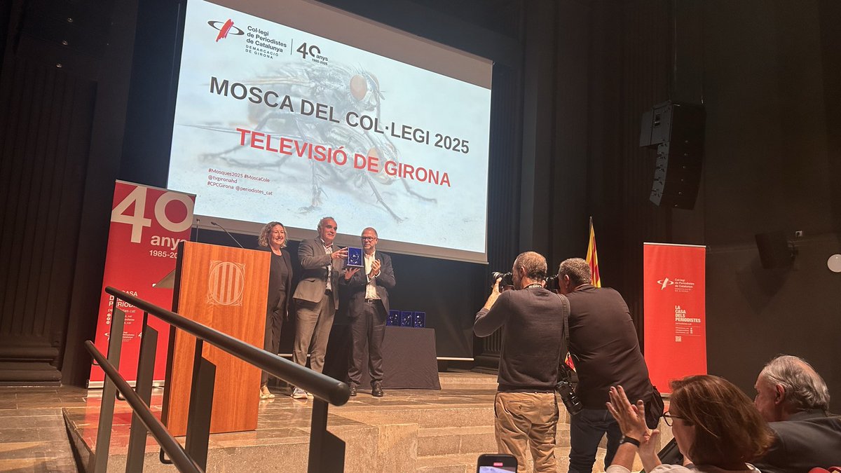 periodistes_cat's tweet photo. El director de @tvgironahd, @alexmartitvgi, rep la #MoscaCole de mans de @joanmariamorros, degà del Col·legi de @periodistes_cat.
#Mosques2025 #CPCGirona @degaJMMorros @nuriadejose @laxarxa @laxarxames https://t.co/qqemkHotGM