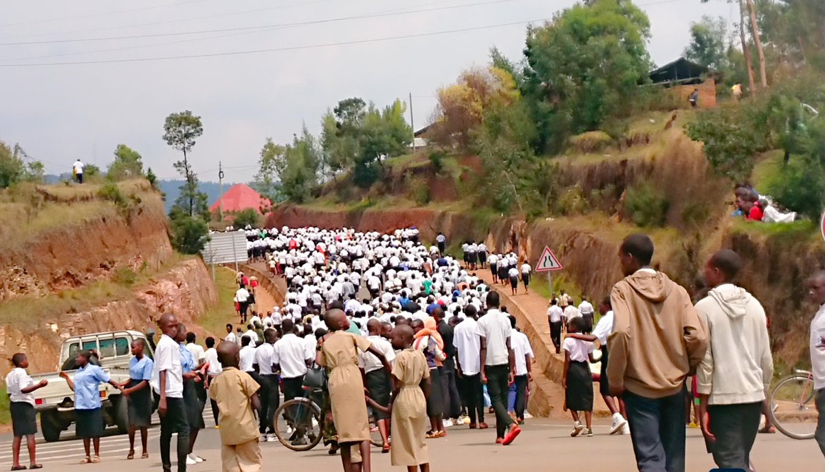 EdouardNsabima2's tweet photo. #Mwaro,bagiwe imbere na mustanteri Rwarukundo callixte mubirori vyo kwibunga Incungu ya Democratie
Gitega
Mwaro https://t.co/iiX0arbCqm