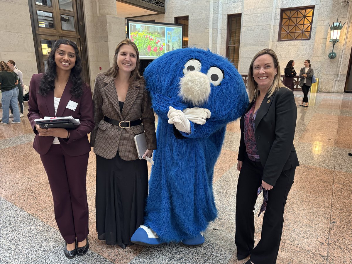 Look who I ran into at the Statehouse!! 👀 The <a href="/XavierU/">Xavier University</a> Blue Blob!!! 💙 🩶