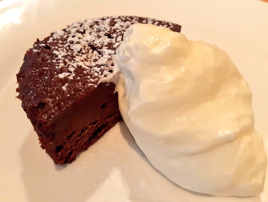 ガトーショコラとマスカルポーネクリームです。甘いものでちょっと休憩。