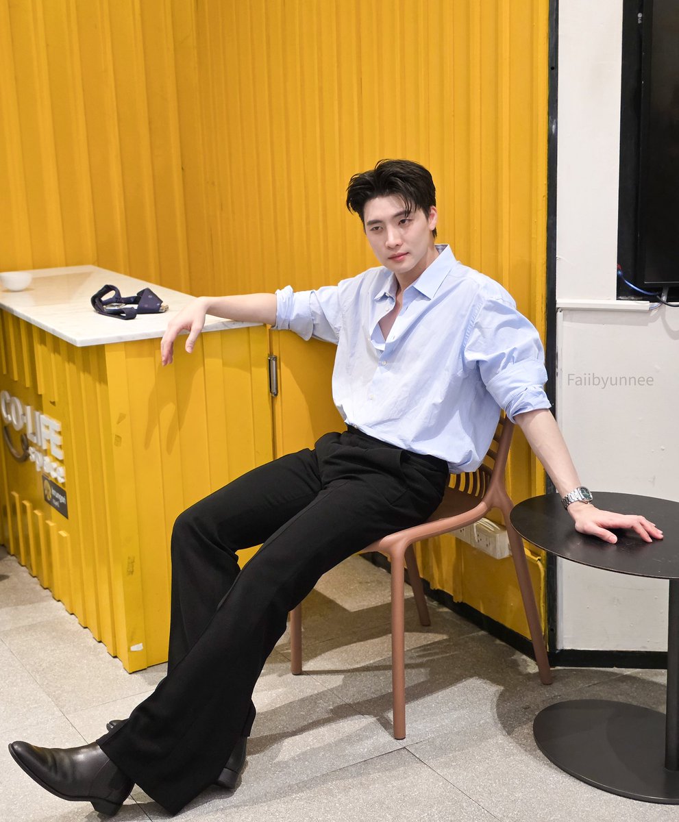 faiibyunnee's tweet image. หล่อยืนหนึ่งจนเมื่อยก็เปลี่ยนมานั่งหล่อแทนค่ะ

#MeanPhiravich
#MeanTro