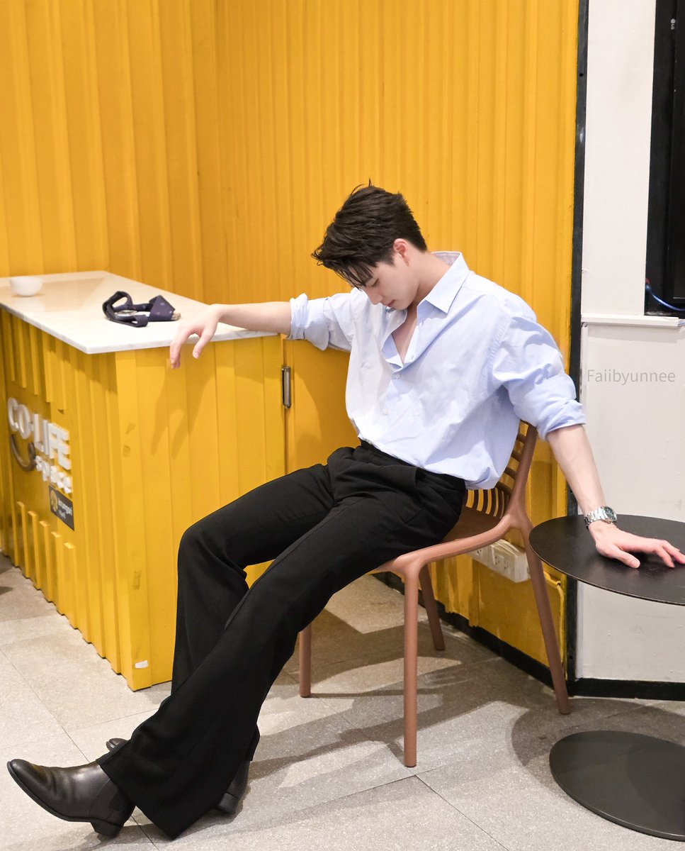 faiibyunnee's tweet image. หล่อยืนหนึ่งจนเมื่อยก็เปลี่ยนมานั่งหล่อแทนค่ะ

#MeanPhiravich
#MeanTro