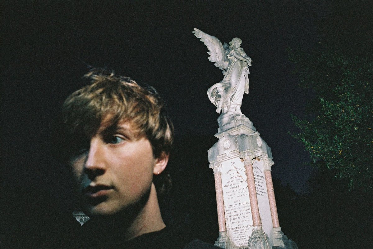 Emerging Irish musician Dove Ellis details his debut album 'Blizzard' - catch him on tour with none-buzzier Brooklyn types Geese this Autumn.

clashmusic.com/news/dove-elli…