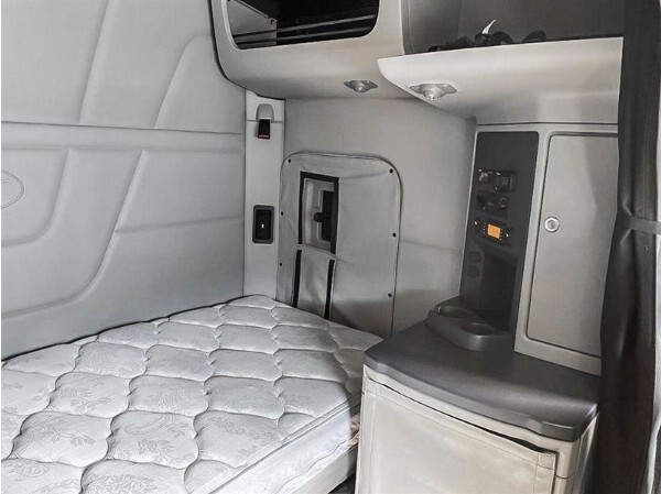 Hit the road in comfort and confidence with this 2020 Peterbilt 579, powered by a 510HP PACCAR engine and smooth 4500 RDS-P transmission. Featuring a spacious 72" high-roof sleeper, 226" wheelbase, and a solid 4.56 ratio, it’s built for performance and long-haul dependability.