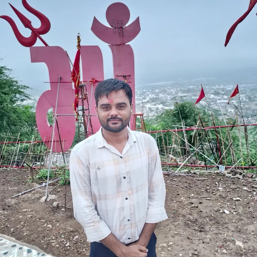 ShaileshDevgan4's tweet photo. નવું વર્ષ આપ સૌને સુખ, શાંતિ અને સમૃદ્ધિ આપે..
ભગવાન શ્રી રામજી, શ્રીકૃષ્ણજી અને માતા લક્ષ્મીજીની કૃપા તમારા જીવનમાં સદૈવ વરસતી રહે.
નવા વર્ષમાં સૌના ઘરમાં પ્રેમ, આનંદ અને ઉર્જા ભરાઈ રહે એવી ઈશ્વર પાસે પ્રાર્થના..  
સૌ ભાઈઓ,બહેનો,વડીલો અને યુવામિત્રો ને નવા વર્ષ ના રામ રામ.. https://t.co/m8wu7nhrGD