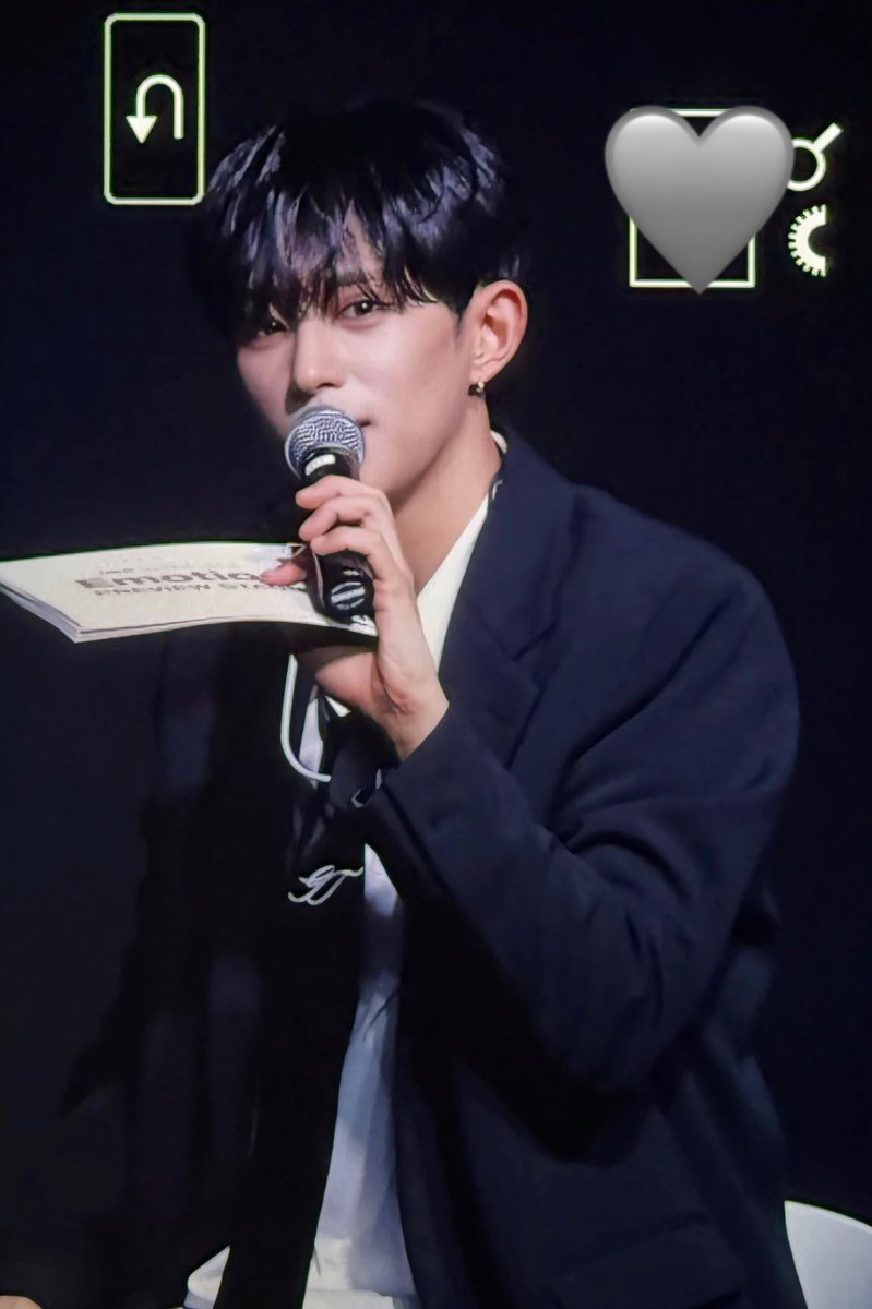 __Dear0215's tweet photo. 251022 [𝗘𝗺𝗼𝘁𝗶𝗼𝗻] 다크비 프리뷰 스테이지

최고의 엠씨 최고의 아이돌 컴백축하해

#다크비 #DKB #D1 #디원 #장동일 https://t.co/3Dw1p3QPCW