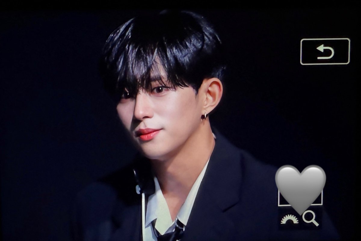 __Dear0215's tweet photo. 251022 [𝗘𝗺𝗼𝘁𝗶𝗼𝗻] 다크비 프리뷰 스테이지

최고의 엠씨 최고의 아이돌 컴백축하해

#다크비 #DKB #D1 #디원 #장동일 https://t.co/3Dw1p3QPCW
