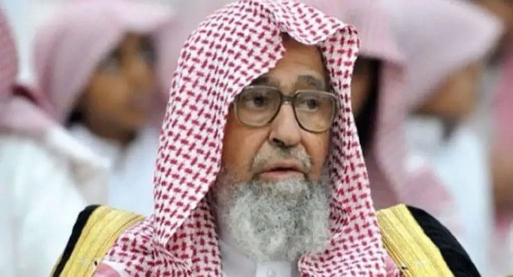 عاجل..

أمر ملكي:

بناءً على ما عرضه ولي العهد.

يُعين فضيلة الشيخ الدكتور صالح بن فوزان بن عبدالله الفوزان مفتيًا عامًا للمملكة العربية السعودية ورئيسًا لهيئة كبار العلماء ورئيسًا عامًا للرئاسة العامة للبحوث العلمية والإفتاء بمرتبة وزير.

-