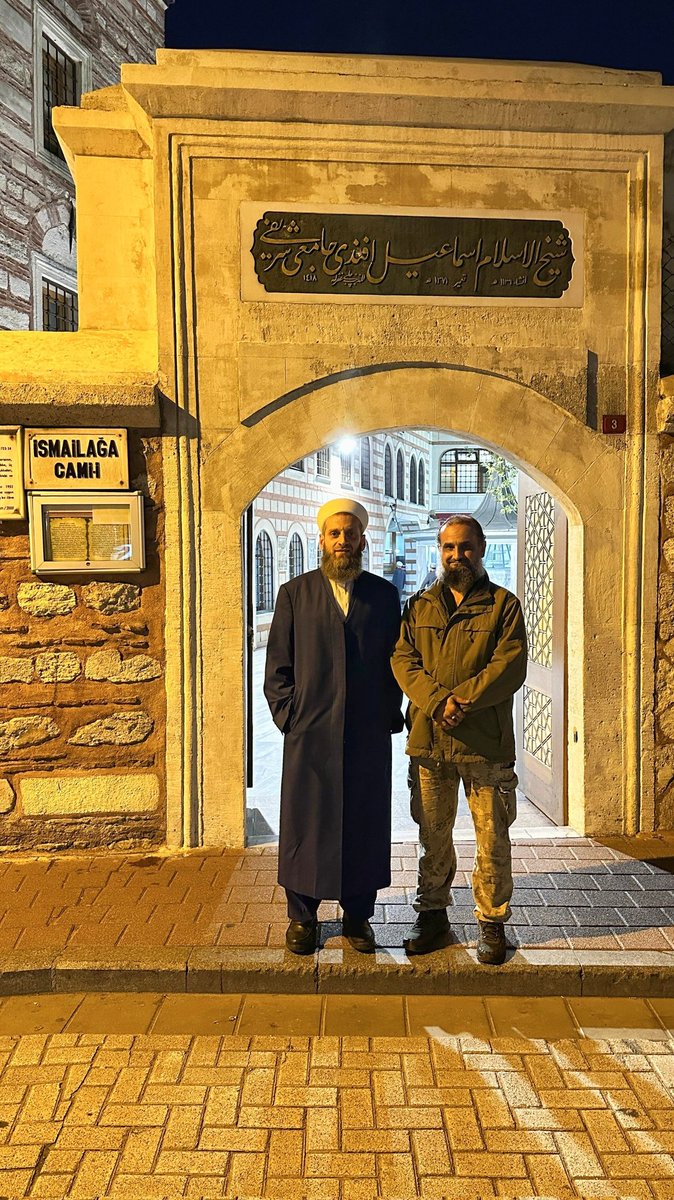 Şu "Büyük Kapı"ya mûridân olamadık lâkin muhibbân olma şerefine; 32 sene evvel 1993 yazında adım attığımız ilk günden bu güne nâil olduk. Dereden nice sular aktı geçti. Âciz kardeşinize ne güzellikler nasip oldu, bir bilseniz!.

Samimiyetinde zerre şüphe etmediğim Salih Diner