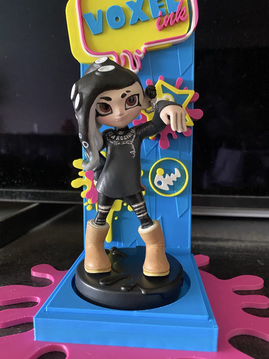 Sylwevoir's tweet photo. My custom amiibo finally arrived!! (after danish postal service took forever to deliver)
Looking so awesome with her hair and everything😁 

Big thanks to @VoxelInk! Patient, nice and super helpful. Would def. recommend (though I think the waitlist is a little long, but worth it) https://t.co/aTwnvOe8aU