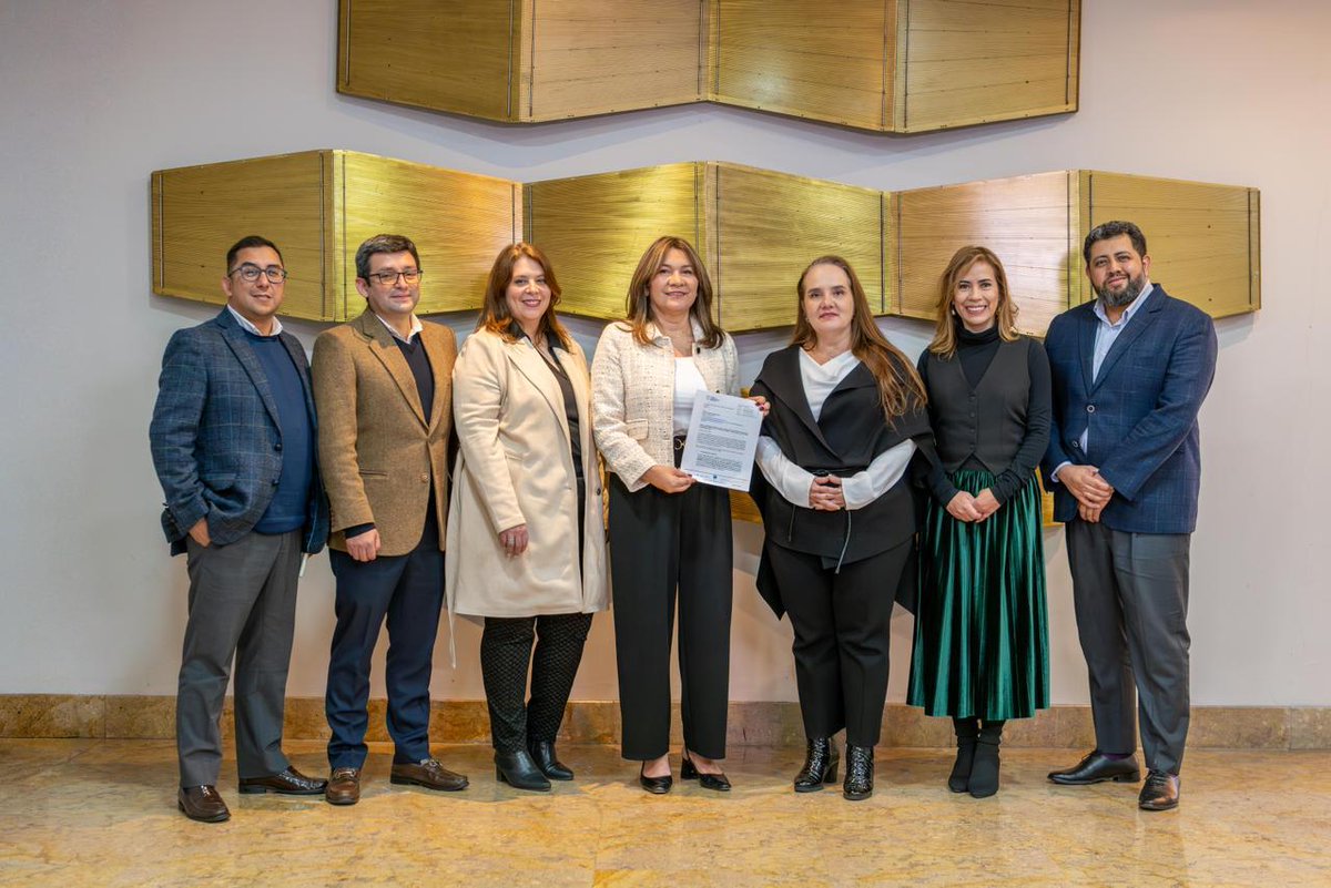 <a href="/Bogota/">Alcaldía de Bogotá</a> <a href="/diancelm/">Diana Celis Mora</a> <a href="/ClaudiaXimenaB/">Claudia Ximena Bustamante</a> ¡Lideramos el despliegue urbano en Colombia! En solo un año, #BogotáCapitalDigital pasó de 30% a 69% de cobertura 5G.  📶 

Gracias al trabajo conjunto de la @secgeneralbog, <a href="/planeacionbog/">Planeación Bogotá</a>, <a href="/habitatbogota/">Secretaría del Hábitat</a>, 
<a href="/juridicadistri/">Secretaría Jurídica Distrital</a>, <a href="/ConsejeriaTIC/">Consejería Distrital de TIC</a> y <a href="/Asocapitales/">Asocapitales</a>, subimos en el índice de