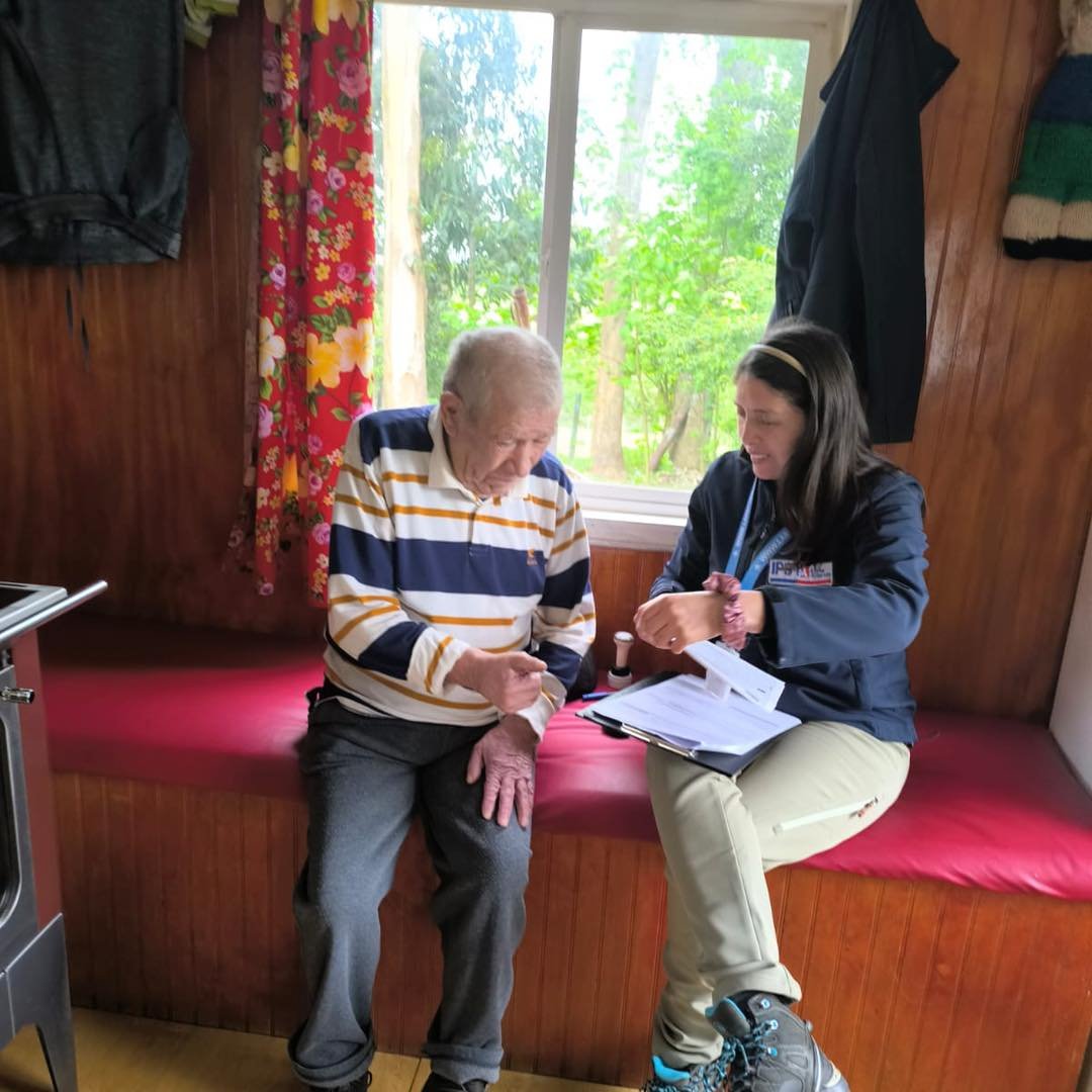 Desde Isla Maillén, nuestra coordinadora del área social en Llanquihue, María José Castillo, atendió a vecinas y vecinos para renovar poderes, entregar información y apoyar en distintos trámites del IPS ChileAtiende.