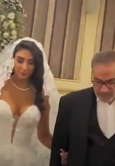 "Halka şeriat, kendilerine 'laik' yaşam.."

İran'da
Kadınlara sokakta göz açtırmayan, başlarını açmalarına izin vermeyen ali şamhani ve kızının düğününden bir kare.