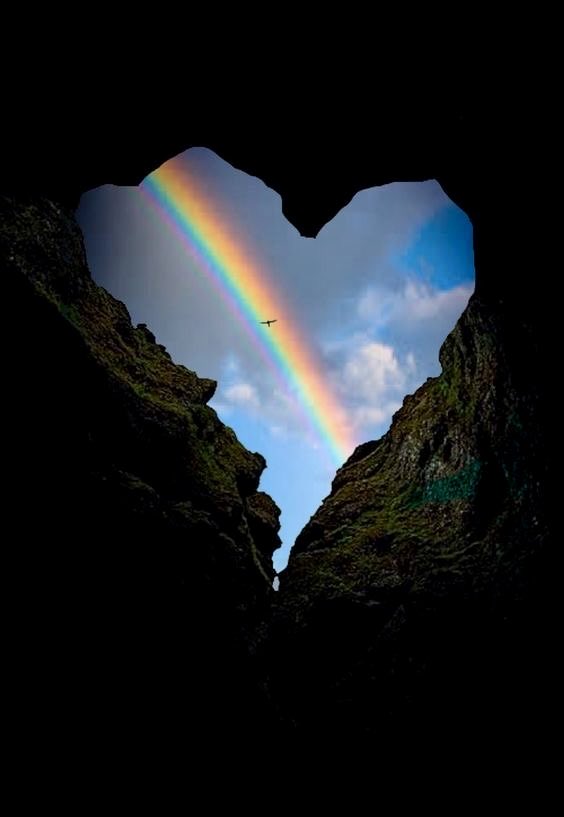 Todo el mundo quiere felicidad sin dolor, pero no sé puede tener un arcoiris sin un poco 
de lluvia.”🌷

—Bob Marley