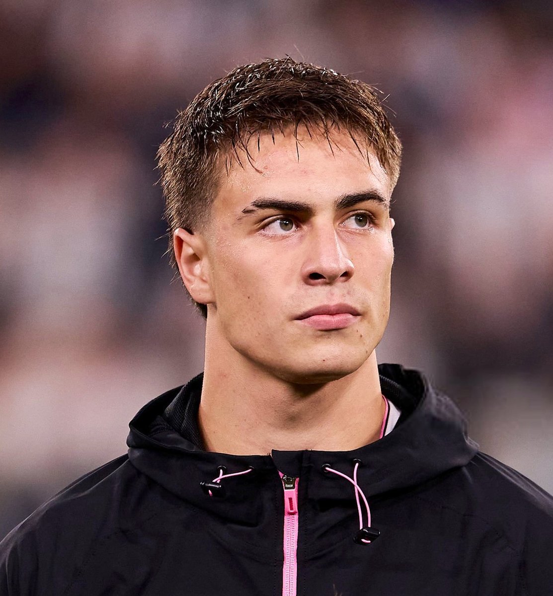 Kenan Yıldız, Real Madrid maçında sahaya Juventus’un kaptanı olarak çıkıyor.

Öyle böyle gururlanmadık vallahi. Bu çocuk daha 20 yaşında.