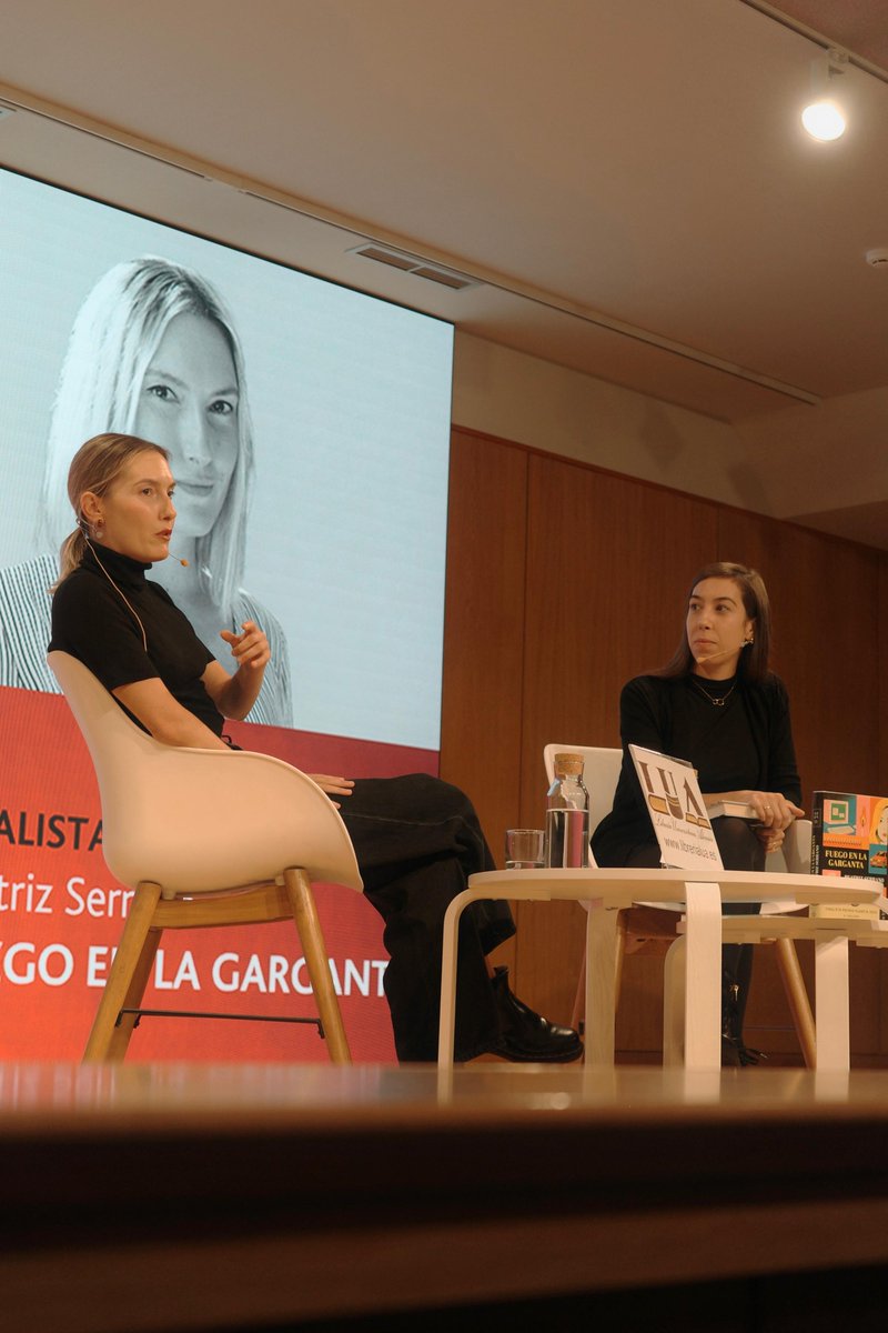 Ayer tuvimos el placer de acompañar a Beatriz Serrano en la presentación de Fuego en la garganta.
Gracias a Beatriz por su generosidad y compartir este rato con todas las personas que vinisteis.
#fuegoenlagarganta #beatrizserrano #librerialua #presentaciondelibro #guadalajara