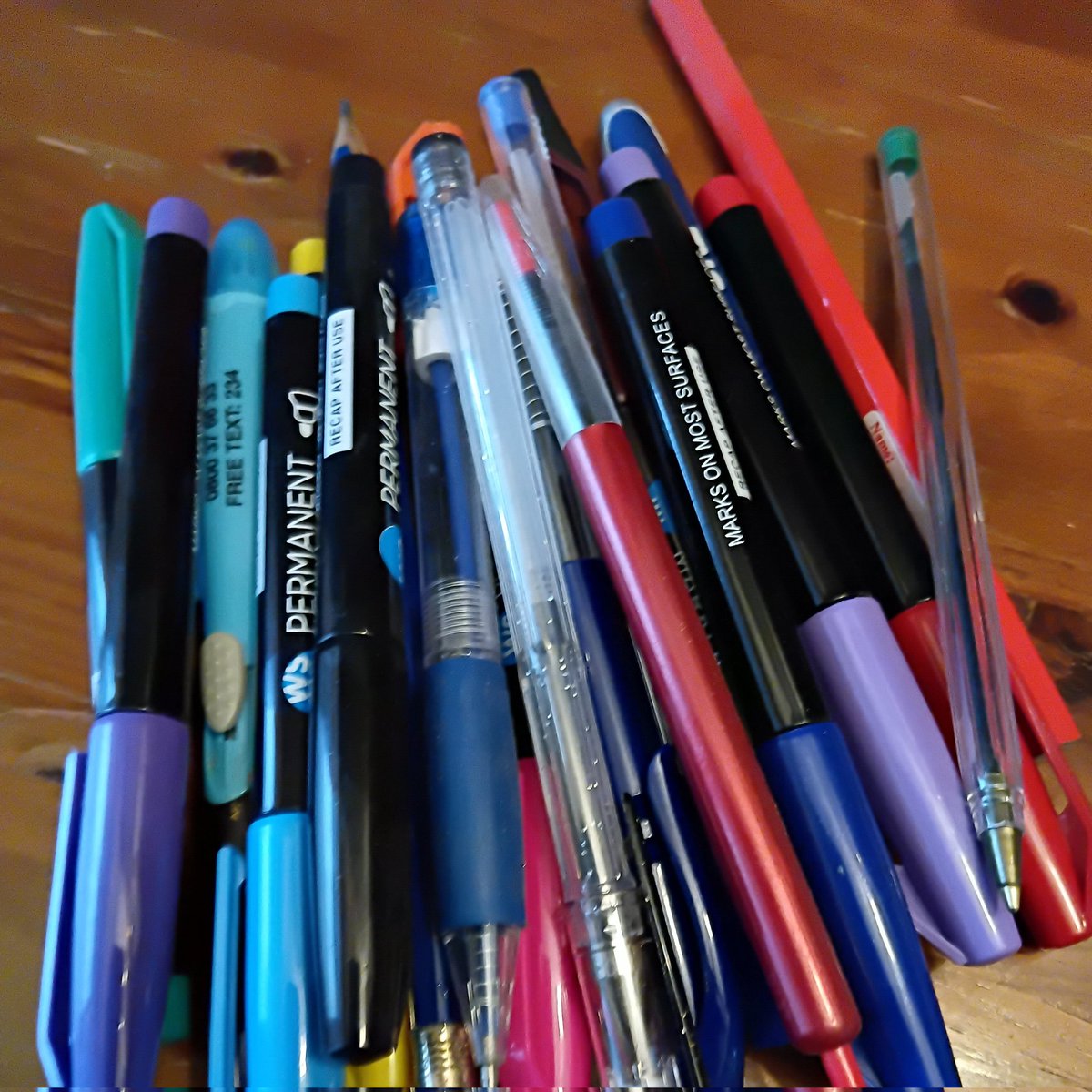 KiwiBiohacker's tweet image. 22 October: Yesterday's #minimalistgame was 22 pens and pencils that are "surplus to requirements".
#simplify #minimalism #less
