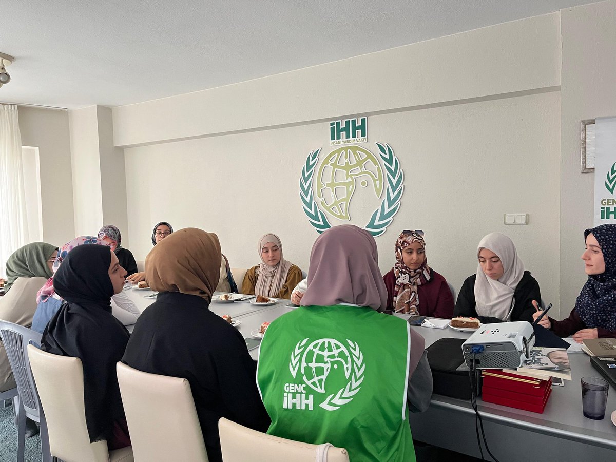 Yeni dönemin ilk komisyon toplantısını gerçekleştirdik. ✨
Dönem boyunca yürütülecek faaliyetler, projeler ve hedefler üzerine istişarelerde bulunarak, daha verimli bir çalışma dönemi için adımlar attık.
Hayırda buluşacağımız bereketli bir dönem olması temennisiyle.. 💐🕊️