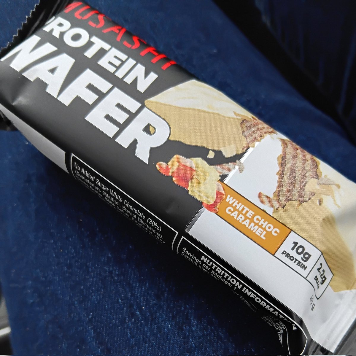 KiwiBiohacker's tweet image. I cleared out my glove box to find a #proteinbar that's been there for a while.
10g of #protein is pitiful in a 215-calorie bar.
So many so-called #healthfoods are just #junk in a different wrapper.
This one is basically just a chocolate bar.
#notrecommended
#food