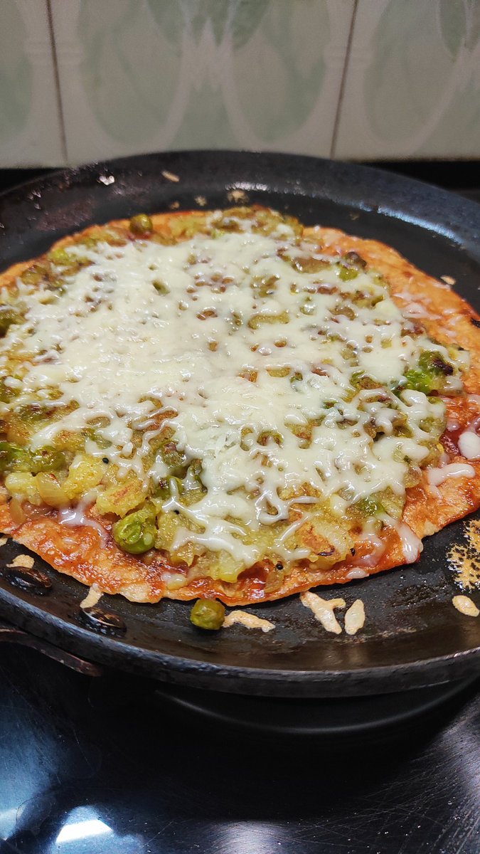 baNkster714's tweet image. Time for some Diwali Cooking! 🤓

Traditional Potato-Peas Vegetable dish turned into a Pizza topping with a dash of Indian spices &amp;amp; oregano! 

Spread out on a simple Chapati &amp;amp; slowly roasted to make a homemade wheat based Pizza! 😋🫕🍕

#ChefVibes #Cooking #Foodie #Diwali2025