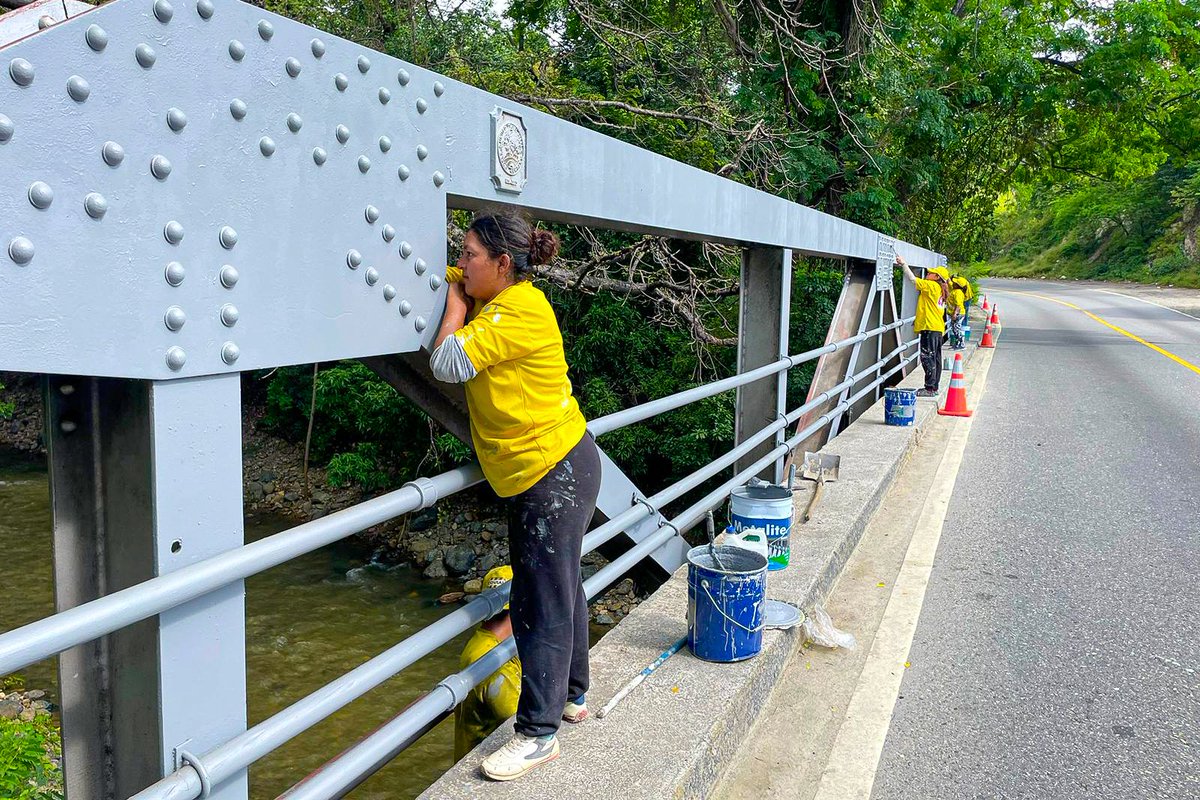 COVIAL_CIV's tweet image. 🌉 ¡Le damos mantenimiento a un puente metálico a la altura del km 106.3 de la CA-9 norte en #ElProgreso!

Trabajadores realizan la limpieza y pintado de la estructura, para mejorar la visibilidad de la misma al transitar. 👷🏽‍♂️

#MantenimientoQueConecta
#ElPuebloDignoEsPrimero