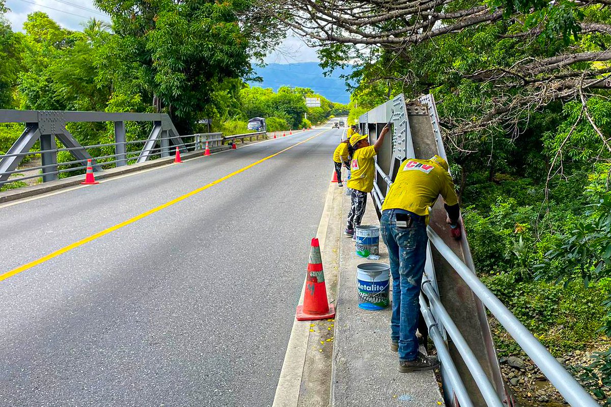 COVIAL_CIV's tweet image. 🌉 ¡Le damos mantenimiento a un puente metálico a la altura del km 106.3 de la CA-9 norte en #ElProgreso!

Trabajadores realizan la limpieza y pintado de la estructura, para mejorar la visibilidad de la misma al transitar. 👷🏽‍♂️

#MantenimientoQueConecta
#ElPuebloDignoEsPrimero