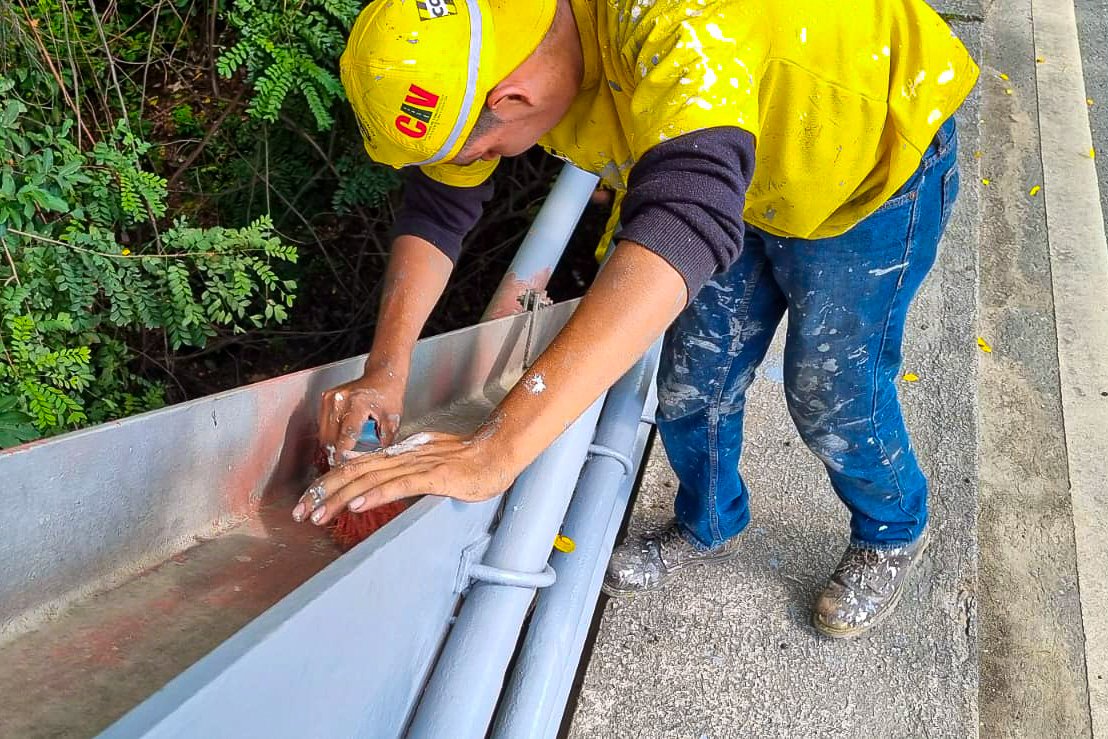 COVIAL_CIV's tweet image. 🌉 ¡Le damos mantenimiento a un puente metálico a la altura del km 106.3 de la CA-9 norte en #ElProgreso!

Trabajadores realizan la limpieza y pintado de la estructura, para mejorar la visibilidad de la misma al transitar. 👷🏽‍♂️

#MantenimientoQueConecta
#ElPuebloDignoEsPrimero