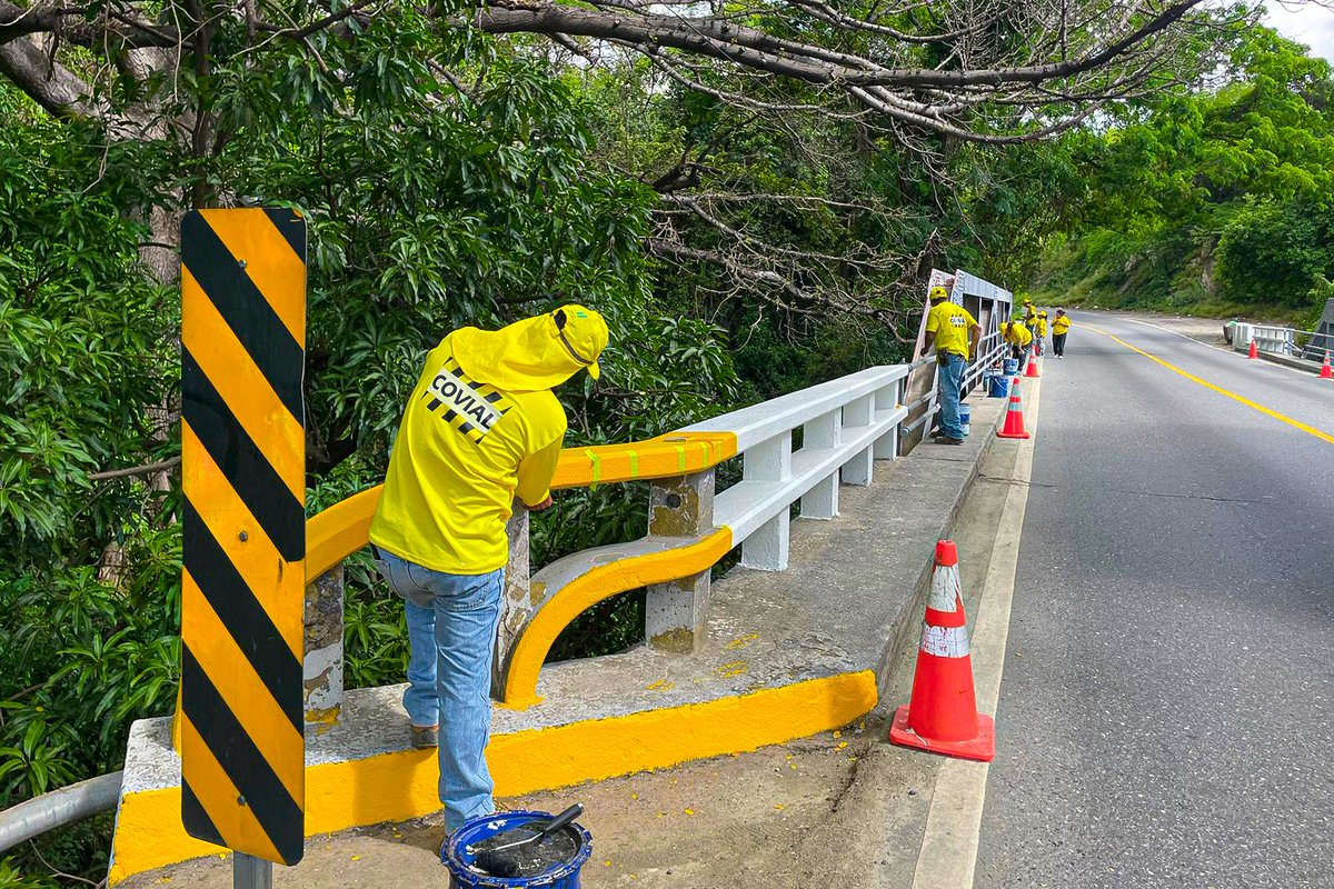 COVIAL_CIV's tweet image. 🌉 ¡Le damos mantenimiento a un puente metálico a la altura del km 106.3 de la CA-9 norte en #ElProgreso!

Trabajadores realizan la limpieza y pintado de la estructura, para mejorar la visibilidad de la misma al transitar. 👷🏽‍♂️

#MantenimientoQueConecta
#ElPuebloDignoEsPrimero