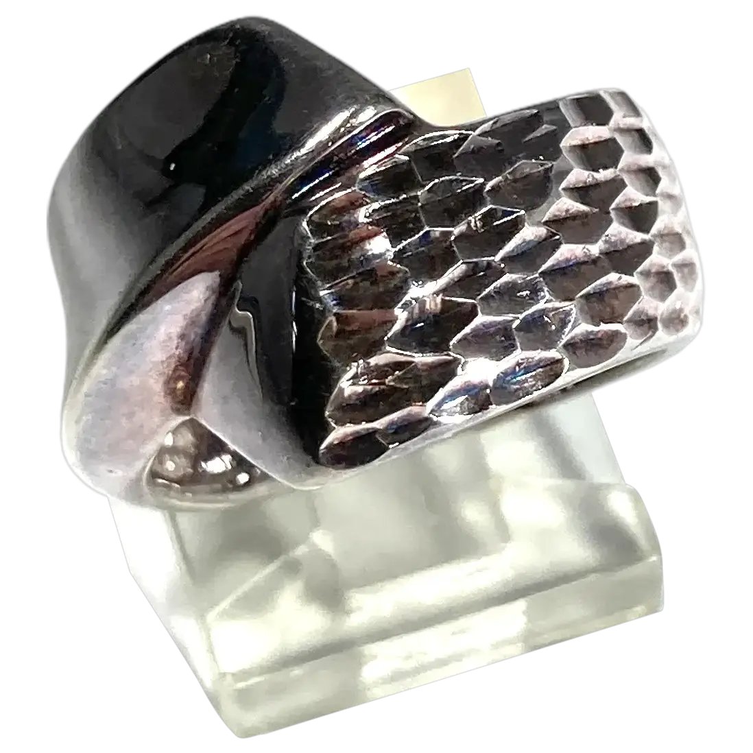 Textured Shiny Sterling Silver Ring Italy Size 7
#rubylane #vintage #ring #SterlingSilver #Christmas2025 #vintagejewelry #giftideas #glam #fashionista #jewelryaddict  #vintagebeginshere #treasures #bargains #sale 
rubylane.com/item/136230-E1…