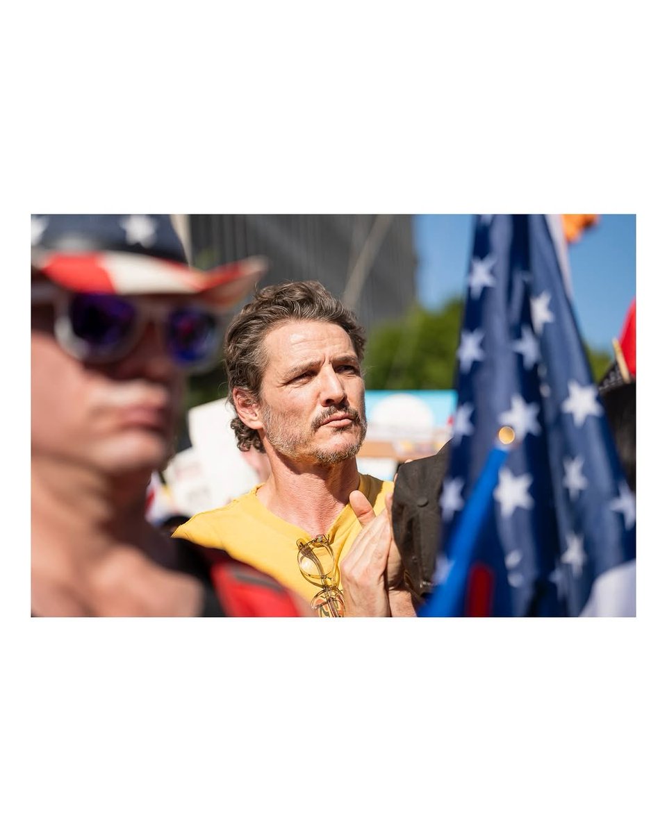 pascalarchive's tweet image. Pedro Pascal photographed by Abraham Elizalde during the No Kings march 
📸 abeelizaldephotos | instagram