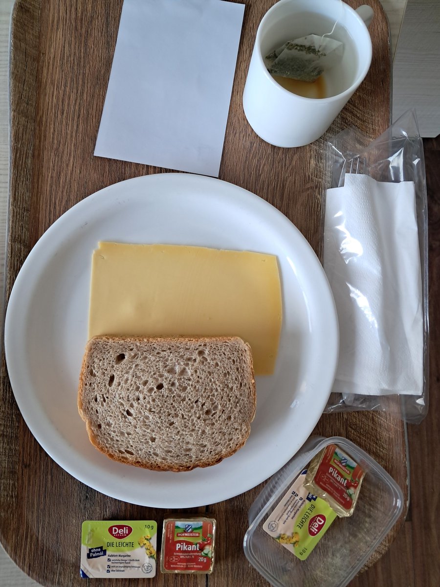 Nun sagt mal, ist das ein vernünftiges Abendessen für Kranke? Ich meine nicht mal die Menge, aber wäre nicht vielleicht eine Tomate oder eine Spur Obst oder irgendwas frisches ganz nett? 
Ein Alibi-Salatblatt?