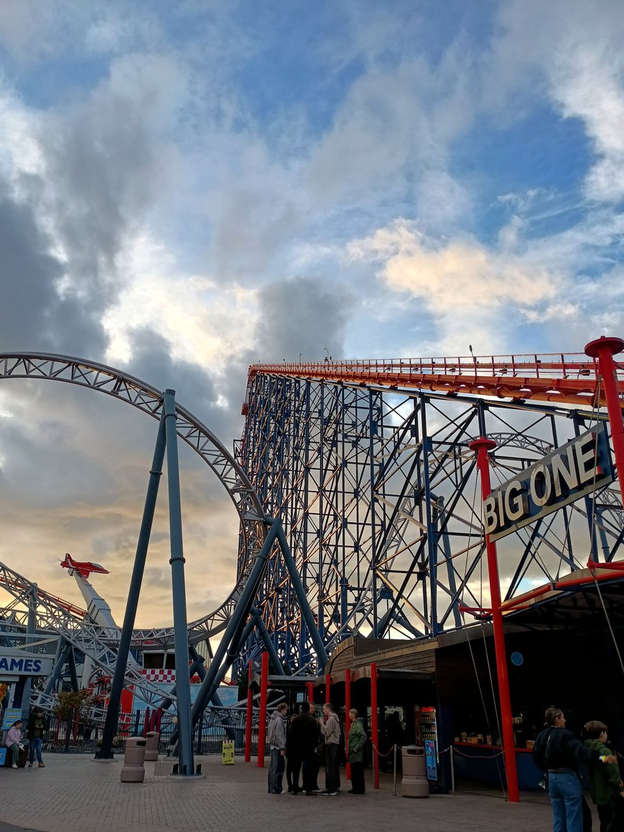 🄻🄰🅄🅁🄰 tweet media