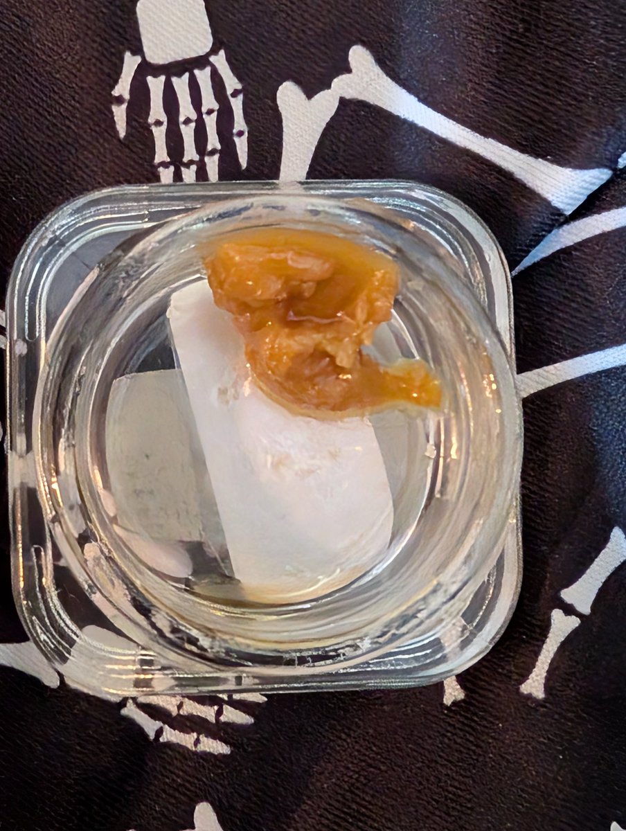 Trying this rainbow chip (sunset sherbet × mint chocolate chip) from <a href="/myqwin/">myqwin</a> would say this a dessert flavored dab 2 normal size dabs and my stress and pain has been melted away with no noticeable sedative effects I'm going to enjoy this dab for an afternoon boost