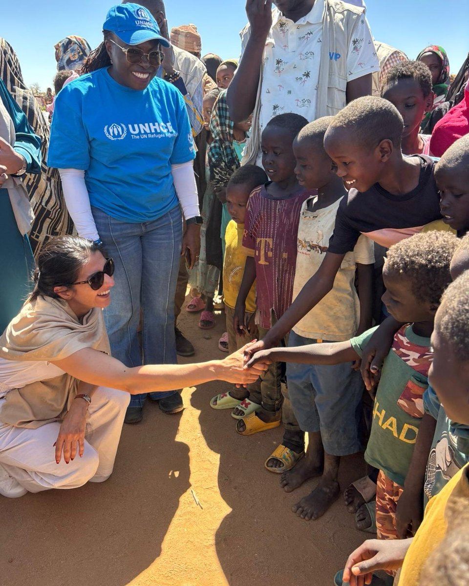 SerapGueler's tweet photo. Gemeinsam mit meinem Team aus dem @AuswaertigesAmt und dem UNHCR habe ich heute die Flüchtlingscamps Iridimi und Goudrane im Osten des #Tschad besucht, zwei von rund 30 großen Lagern, in denen insgesamt etwa 100.000 Menschen aus dem Sudan Zuflucht gefunden haben. 1/4 https://t.co/vg6OhuLDgU